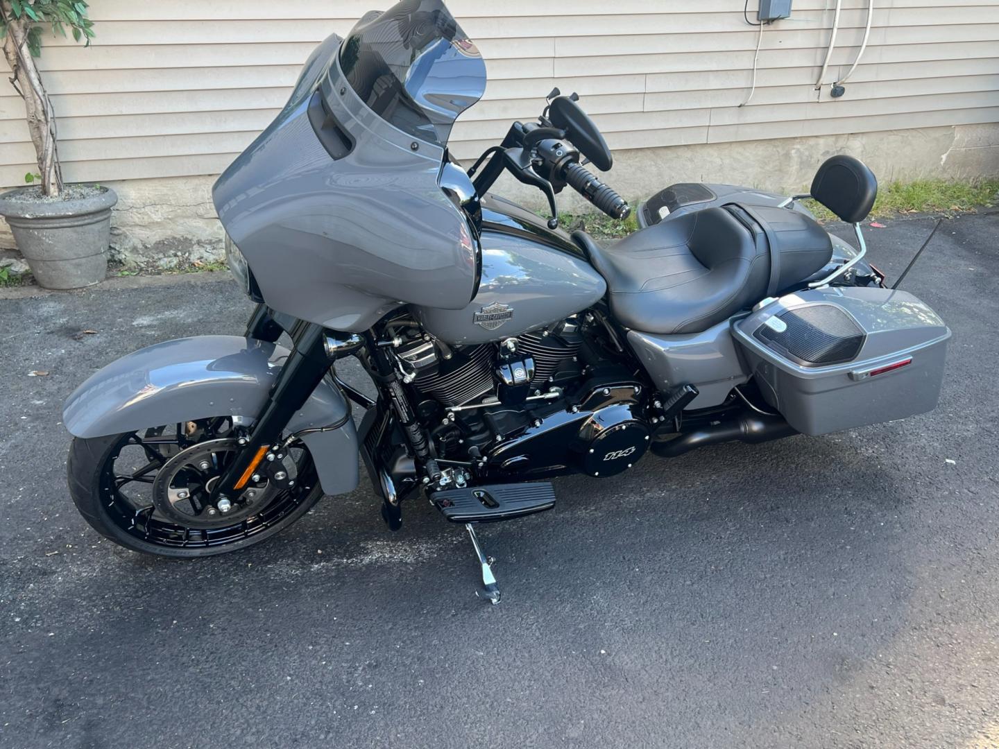 2022 GRAY Harley-Davidson FLHXS - (1HD1KRP18NB) , located at 1018 Brunswick Ave, Trenton, NJ, 08638, (609) 989-0900, 40.240086, -74.748085 - Photo#4